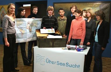 Heike Kropff (Leitung Kunstvermittlung), Barbara Hlali (Kunstvermittlung), Schülerinnen und Schüler der Klasse 9b vom Ratsgymnasium, Anke Schuckmann (Klassenlehrerin). <br>Foto: LWL<br />