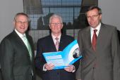 LWL-Direktor Dr. Wolfgang Kirsch ), Karl-Heinz Braun, Landesvorsitzender des Weissen Rings Westfalen, und Paul Griestop, Leiter des LWL-Versorgungsamtes Westfalen (v.l.), wollen eng zusammenarbeiten, um Opfern von Gewalt zu helfen. <br>Foto: LWL<br />