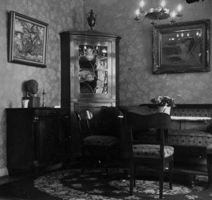 Das alte Foto zeigt die Werke von Corinth und Nauen im Wohnzimmer des Landesrates Maximilian Krass. Damit rettete er die Bilder vor der ¿Entarteten Kunst¿. <br>Foto: Privatbesitz<br />