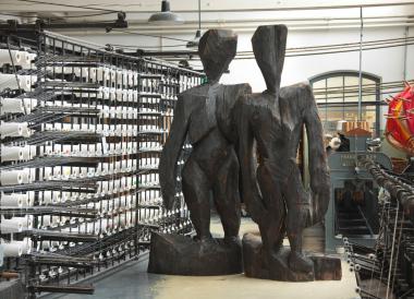 ¿Schattenfrau und Schattenmann¿ (Rennertz, 2002) im Websaal des LWL-Textilmuseums in Bocholt. Foto: LWL
