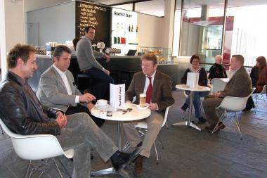 Die ¿kunst bar¿ im LWL-Landesmuseum ist eröffnet: Der Verwaltungsleiter des Museums, Peter Rätzel, Immanuel Krüger und Mark Brouwer (v. r.) nahmen schon einmal in dem neuen Café Platz. <br>Foto: LWL<br />
