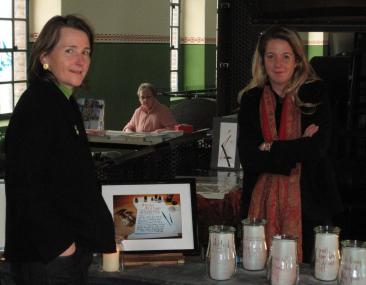 Kunsthandwerks-Meisterinnen Brigitte Dombrowski (li) und Beate Braumann mit ihren ¿Lieblingsstücken¿. <br>Foto: LWL<br />