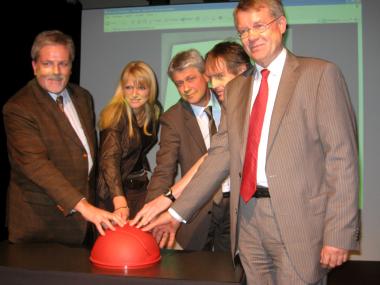 Der stellvertretende Landrat des Kreises Warendorf, Franz-Josef Buschkamp (v. l.), die LWL-Kulturdezernentin Dr. Barbara Rüschoff-Thale, der Geschäftsführer des mentis-Verlages Dr. Michael Kienecker, der Geschäftsführer der LWL-Literaturkommission für Westfalen, Prof. Dr. Walter Gödden, und der Vorstandsvorsitzenden der Stiftung Westfalen-Initiative, Franz-Josef Hillebrandt, schalten das Portal frei. <br>Foto: Haus Nottbeck<br />