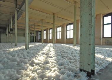 Wie ein flauschiger Teppich wirkt diese Rauminstallation von Karl Manfred Rennertz in der ehemaligen Spinnerei Herding. <br>Foto: LWL/Holtappels<br />