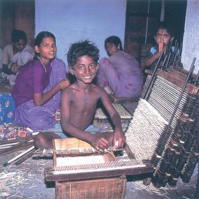 Indische Kinder bei der Streichholzproduktion.<br>Foto: terre des hommes<br />