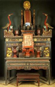 Diesen aus dem 18. Jahrhundert stammenden Altar bekommen die Besucher 2012 zu sehen. Der Ahnenaltar ist der wichtigste Ort in vietnamesischen Häusern.<br> Foto: Christian Schicklgruber<br />
