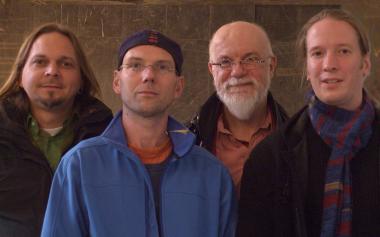 Die Gruppe ¿Sogra-Aktiv¿ mit (vl) Claudius Reimann (Saxophon), Nils Gerold (Querflöte), Norbert Zajak (Stimme) und Christoph Schmidt (Posaune/Gesang) sorgt für ein besonderes Raum-Klang-Erlebnis in der Maschinenhalle des Schiffshebewerks Henrichenburg.<br>Foto: LWL/Reimann<br />