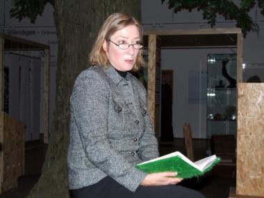 Schauspielerin Beate Reker trägt literarische Texten unterhaltsam und interessant in der Sonderausstellung ¿Pflanzenwelten¿ vor.<br>Foto: LWL/Thomas.<br />