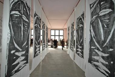 Textile Installationen des Künstlers Karl Manfred Rennertz in der ehemaligen Spinnerei Herding. <br >Foto: LWL/Holtappels</ br>