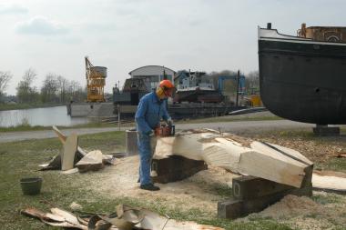 Atelier im Schiffshebewerk: Bildhauer Karl Manfred Rennertz bei der Arbeit an einem seiner Holzboote. Die Skulpturen werden bei der Nacht der Industriekultur als "Feuerschiffe" auf dem Kanal kreuzen.<br>Foto: LWL/Hudemann<br />