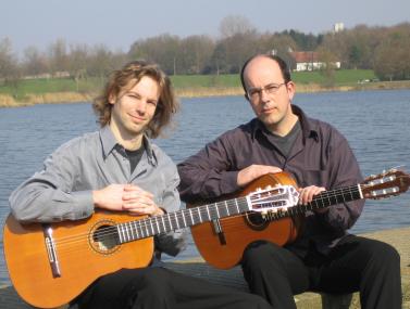 Das Gitarrenduo M&M, Tobias Metzmacher (links) und Thomas Maurer, spielt mit der akustischen spanischen Gitarre in der Maschinenhalle des Schiffshebewerks. Foto: Tobias Metzmacher
