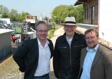 Dirk Zache, Direktor des LWL-Industriemuseums, Karl Manfred Rennertz und Standortleiter Herbert Niewerth (v. l.) vor dem Hafengebäude am Oberwasser des Schiffshebewerks. <br>Foto: LWL/Hudemann<br />