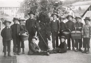 Pfingstumzug mit ¿Pfingstlümmel¿ in Siegen-Alchen (Kreis Siegen Wittgenstein), 1906.  Foto: LWL/Volkskundliche Kommission für Westflen/Spring