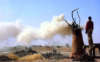 Eisenherstellung im Brennofen wie in vorindustrieller Zeit. Das Foto aus der afrikanischen Steppe  stammt aus dem Ausstellungsteil, den die Universität Kiel zum "Alten Eisen" beisteuert. <br>Repro: LWL<br />