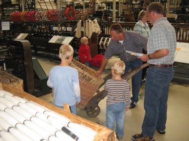 Bei der Familienrallye im LWL-Textilmuseum müssen die Teilnehmer Aufgaben rund um die historische Lebenssituation der Textilarbeiter und ihrer Familien lösen. <br>Foto: LWL<br />