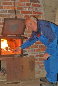 Ziegelmeister Victor Keller feuert den Ringofen an. <br>Foto: LWL/Hudemann<br />