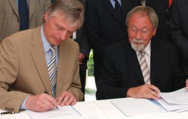 LWL-Sozialdezernent Matthias Münning und Sprecher der Spitzenverbände der Freien Wohlfahrtspflege Wolfgang Altenbernd (v.l.) bei der Vertragsunterzeichnung. <br>Foto: LWL<br />
