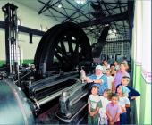 Mitglieder des Fördervereins führen die Besucher beim Frühlingsfest durch den Malakowturm und die Maschinenhalle. <br>Foto: LWL<br_/>