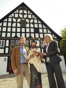 LWL-Kulturdezernentin Dr. Barbara Rüschoff-Thale (r.) und Museumsleiter Dr. Jan Carstensen mit der Heiligenfigur bevor sie in den Giebel des Hauses Kayser-Henke im LWL-Museum eingesetzt wurde.<br>Foto: LWL<br />