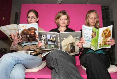 Auf den Hund gekommen: In einigen der zahlreichen Hundemagazine können die Ausstellungsbesucher schmökern.<br>Foto: LWL<br />