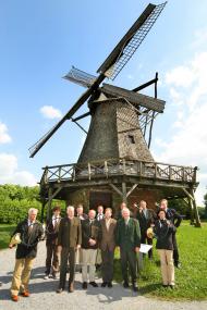 Vertreter des Landesjagdverbands und Museumsleiter Dr. Jan Carstensen (vorne, 2. von rechts) freuen sich auf den Landesbläserwettbewerb im LWL-Freilichtmuseum Detmold.<br>Foto: LWL<br />