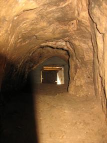 Die Gänge in der Blätterhöhle sind zum Teil so eng, dass die Forscher sie nur kriechend erkunden können. <br>Foto: Jörg Orschiedt. <br />