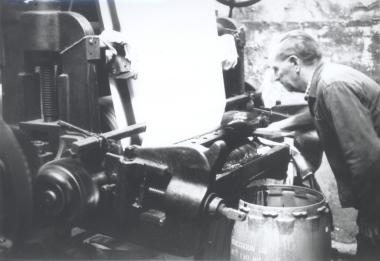 Arbeit an der Rouleaux-Druckmaschine von 1910, Firma Schümer & Co., Schüttorf.<br>Foto: LWL<br />