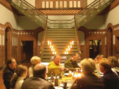 Zünftige Bergmannsmahlzeit in der stilvoll geschmückten alten Zechenverwaltung.<br>Foto: LWL/ Hudemann<br />