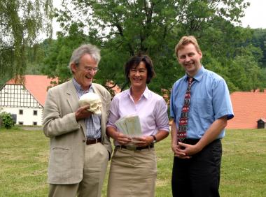 Zwischen Himmel und Hölle: Der Dalheimer Sommer spielt in diesem Jahr Faust I Intendant und Faust-Darsteller Dr. Wolfgang Kühnhold (l.) präsentierte gemeinsam mit Gabriele Schäfers vom veranstaltenden Verein der Freunde des Klosters Dalheim e.V. und dem Leiter des LWL-Landesmuseums für Klosterkultur Dalheim, Prof. Dr. Klaus Gereon Beuckers, das neue Programm des Kulturfestivals. <br>Foto: LWL/ Tillmann<br />