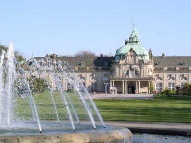 Vor 100 Jahren wurde das Kurhaus Bad Oeynhausen eingeweiht, zum Jubiläum zeichnet der LWL es als Denkmal des Monats aus.<br>Foto: Rico Quaschny, Bad Oeynhausen<br />