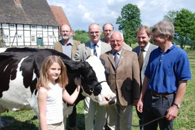 Hanna und Kuh Wera freuen sich mit den Organisatoren auf den Tag der Landwirtschaft: Heinrich Quakernack (v..l.) vom Arbeitsausschuss für den Tag der Landwirtschaft, Wolfram Pötting, Landwirtschaftskammer Herford-Bielefeld-Lippe, Eduard Stockebrand, Lippischer Landwirtschaftlicher Hauptverein, Horst Rethmeier (Arbeitsausschuss), LWL-Museumsleiter Dr. Jan Carstensen, Landwirt Karlz-Heinz Richwin.<br>Foto: LWL<br />