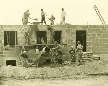 Bau eines Wohnhauses in der Barkhofsiedlung in Nordwalde (1952). <br>Foto: Privatbesitz<br />