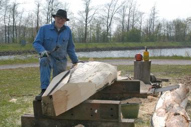 Prof. Karl Manfred Rennertz bei der Arbeit an einem seiner Boote, die bei der Extraschicht als brennende Skulpturen auf dem Oberwasser schwimmen werden. <br>Foto: LWL/Hudemann<br />