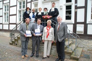 Der Delbrücker Heimatverein pflegt bis heute die Trachtentradition. Das Buch stellten (v.l.) LWL-Museumsleiter Dr. Jan Carstensen, Autor Dr. Michael Baumgart, Doktormutter Prof. Dr. Ruth-E. Mohrmann sowie der Delbrücker Bürgermeister Robert Oelsmeier vor. <br>Foto: LWL<br />