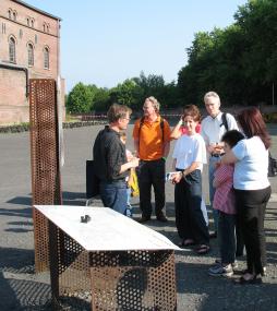 Auf dem Zechenvorplatz startet die Führung durch die Siedlung.   Foto: LWL