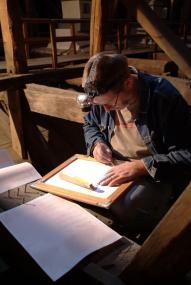 Bauforscher Peter Barthold bei der Arbeit. Der 3. Westfälische Tag für Denkmalpflege zeigt, wie er mit anderen denkmalpflegerischen Disziplinen zusammenarbeitet.   Foto: LWL/Mahlstedt