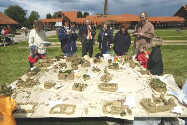 Kinder bauen in Lage eine Stadt aus Lehm. 		      Foto: LWL