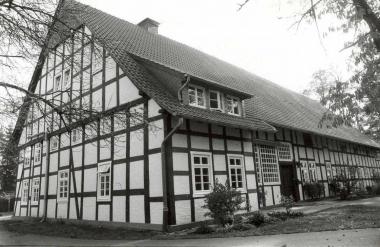 Der Hof Johannliemke an der Mühlenstr. 1 in Verl-Kaunitz (Kreis Gütersloh) ist eines der Beispiele, an denen die Ausstellung erklärt, welche Eigenschaften ein Denkmal von anderen Gebäuden unterscheidet.<br>Foto: LWL/Nenno<br />