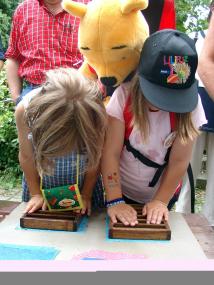 In Hagen schöpfen die kleinen Besucher am kommenden Sonntag (29.6.) selbst Papier.<br>Foto: LWL<br />