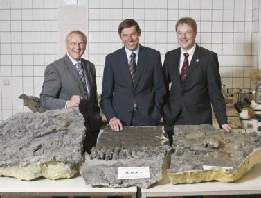 LWL-Direktor Dr. Wolfgang Kirsch, NRW-Staatsekretär Günter Kozlowski und Höxters Kreisdirektor Dr. Ulrich Conradi mit dem Saurier.<br>Foto LWL<br />
