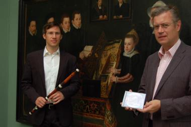Museumsdirektor Dr. Hermann Arnhold (r.) und Thomas Kügler vom ensemble tom ring wollen mit dem Projekt ¿Bilder hören¿ verschiedene Künste vereinen.<br>Foto: LWL<br /> 