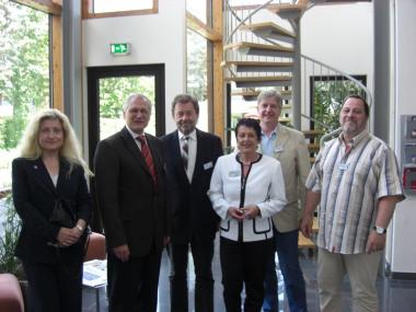 Zum Informationsbesuch in der kinder- und jugendpsychiatrischen LWL-Klinik Hamm: LWL-Krankenhausdezernentin Helga Schuhmann-Wessolek, LWL-Direktor Dr. Wolfgang Kirsch, Kaufmännischer Direktor Peter Eltrop, Pflegedirektorin Sibylle Strümpfler, stellv. Ärztlicher Direktor Dr. Frank Bergmann und Detlef Kaczynski, Vorsitzender des örtlichen Personalrats (v.l.).<br>Foto: LWL<br />