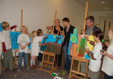 Die Leiterin der Kunstvermittlung Heike Kropff, die Direktorin des Westfälischen Kunstvereins Dr. Carina Plath und Museumsdirektor Dr. Hermann Arnhold betrachten die Bilder der Kinder beim Workshop ¿Malerei total¿.<br>Foto: LWL<br /> 
