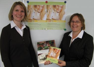 Sonja Böder von der Volkskundlichen Kommission des LWL und Claudia Ryll vom Münster Marketing (v.l.) präsentieren die Gewinne. Foto: LWL