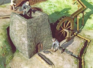 Modell eines mit Wasserkraft angetriebenen mittelalter-lichen Hochofens.