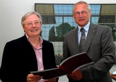 LWL-Direktor Dr. Wolfgang Kirsch überreicht der scheidenden Archäologin die Urkunde zum Abschied.<br>Foto: LWL<br />