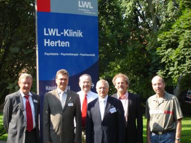 Informationsbesuch: Pflegedirektor Uwe Braamt, Kaufmännischer Direktor Heinz Augustin, Ärztlicher Direktor Dr. Luc Turmes, LWL-Direktor Dr. Wolfgang Kirsch, stellv. LWL-Krankenhausdezernent Thomas Profazi, Personalratsvorsitzender Arno Appelhoff (v.l.n.r.)      Foto: LWL