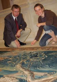 Herr Dr. Hermann Arnhold und Restauratorin Frau Claudia Vollmuth begutachten die Gobelins im Lichthof des LWL-Landesmuseums für Kunst und Kulturgeschichte.<br>Foto: LWL<br />