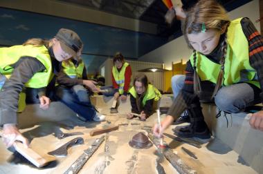In der Mitmachausstellung "Achtung Ausgrabung!" machen die Kinder so manche neue Entdeckung.<br>Foto: Stefan Kuhn<br />