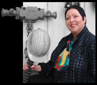 Maegie Koreen, Chanteuse aus dem Ruhrpott, singt Chansons und Lieder im LWL-Industriemuseum Schiffshebewerk Henrichenburg.    Foto: PR
